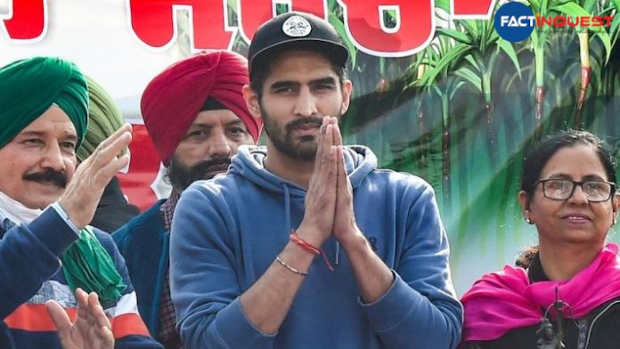 Boxer Vijender Singh joins farmers at Singhu border; threatens to return Khel Ratna Award