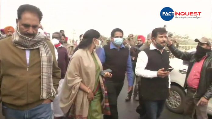 Opposition leaders stopped by police at Ghazipur border